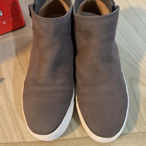 NAME BRAND!Taupe ankles flat sneaker booties!Naturalizers! No stains - Picture 8 of 8